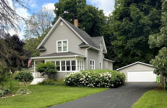 Quiet retreat walking distance to Downtown