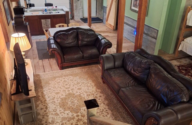 Quiet, rustic cabin with lake access