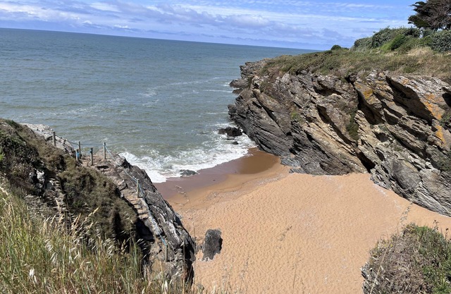 Quiet seafront villa: 2-minute walk to the beach via private access