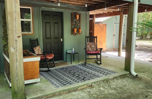 Quiet secluded 1 bdrm apt w/hot tub (& a Yurt). Close to bay & beach.