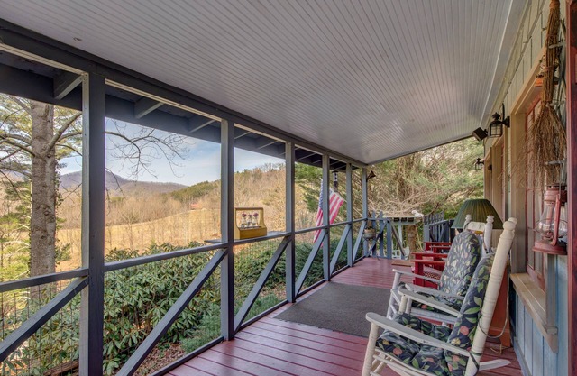 Quiet Secluded,Mountain view Cabin w/4 Private Falls & Trails!