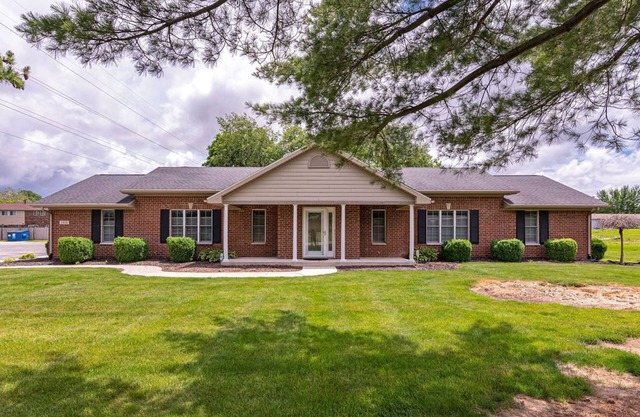 Quiet, Spacious & Convenient Ranch Home just Southeast of Downtown NO PETS