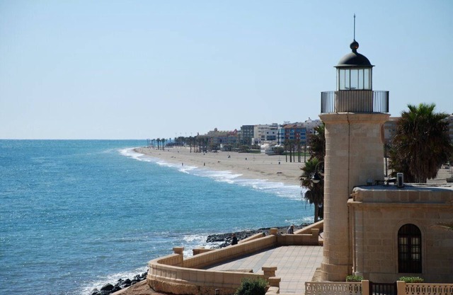 Quiet sunny apartment, 3 min walk to beach, communal pools, terrace, WIFI A/C TV