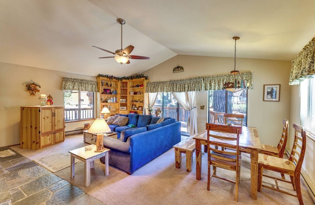 Quiet Truckee Retreat w/Deck, 5 Mi to Donner Lake