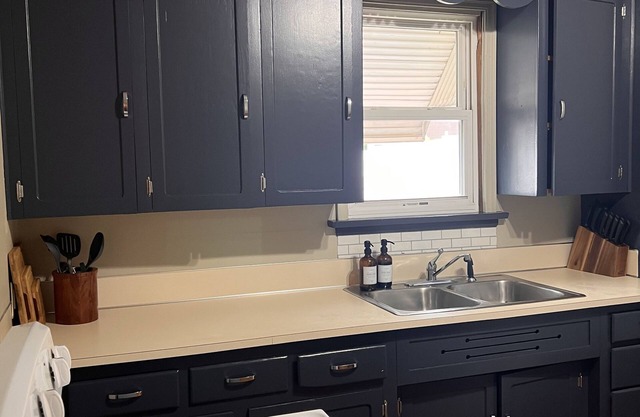 Quiet Two Bedroom Apartment. Discount for traveling workers.