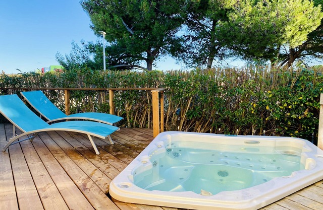 Quiet Villa with SPA, Pool, Gardens, WiFi, AirCo, beach at 600m