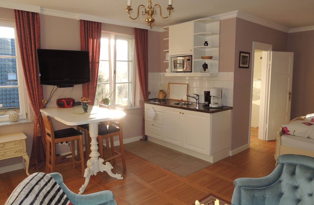 Quiet, WLAN, garden, forest, path to the west beach, gr. Parking lot, suitcase carrier b. Bd.