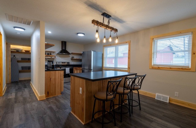 Quilter's retreat! 3 quilting spaces and 2 full bathrooms!