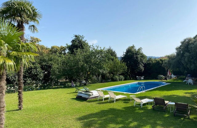Quinta da Maínha. 4 bedrooms, 3 bathrooms, lgardens and 2 pools. Pets allowed !