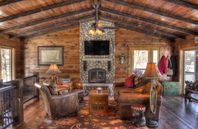 Quintessential Lake Cabin-Amazing Lakeside Screen Porch & Pontoon Boat included!