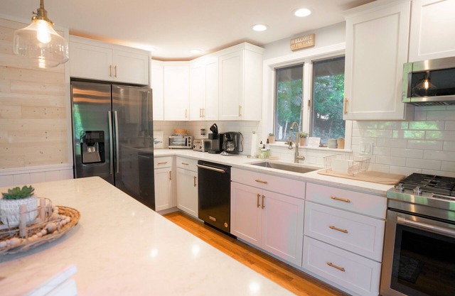 Quintessential Lakefront Home perfect for MultiFamily retreats on Thompson Lake