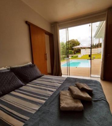 Quiosque com piscina e vista