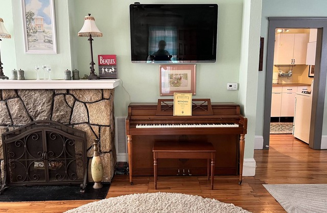 Quirky Beachside Historic Cottage w/ music lounge, sun room, walk to beach!