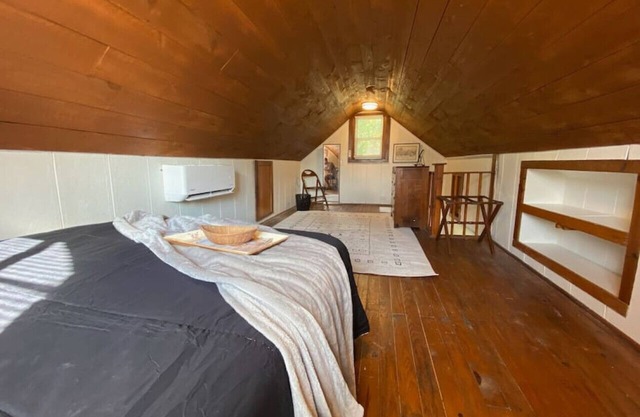 Quirky Guest Cottage