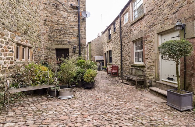 QUIRKY IN CHIPPING, pet friendly, with open fire in Chipping