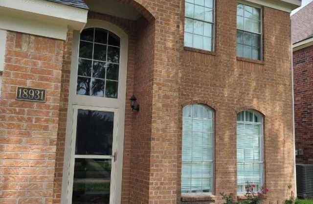 Quite cottage close to Bush International Airport