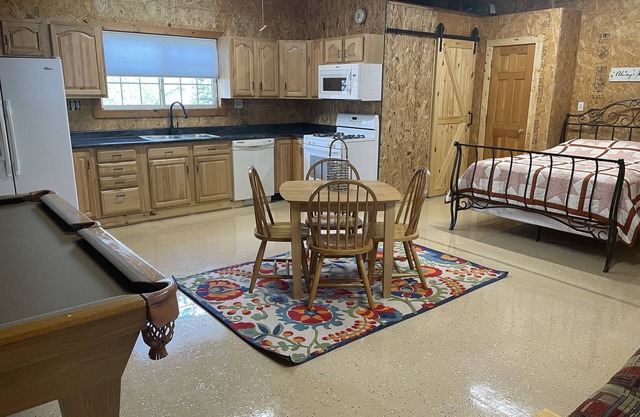 Quite- relaxing country living with pool/hot tub and sauna!