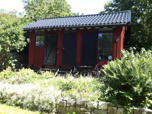 Röda stugan intill Ringmuren