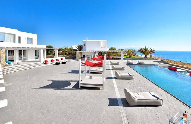 R 1415 Fortunae Resort with BBQ, Helipad & Fireplace.