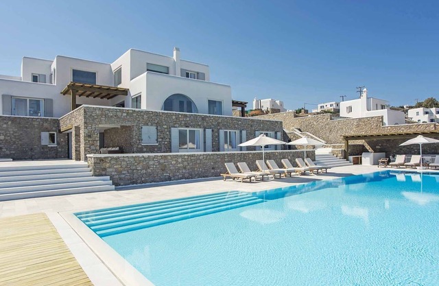 R 3172 Villa Flynn With Outdoor jacuzzi.Private gym & Air-conditioning,