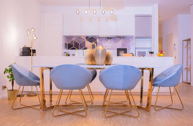 R213 – Glamorous Urban Glam