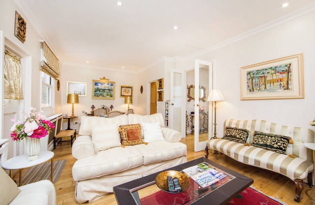 RABBIT ROW, Notting Hill, London. Spacious 2 bed, 2 bath Mews house with terrace