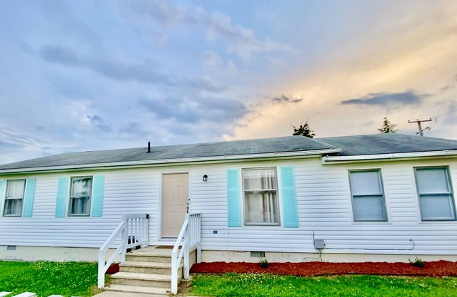 Radiant 2 bedroom close to the beach!