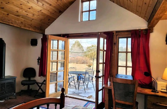 Rainbow Casita - A Classic Taos Adobe Home