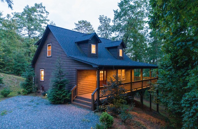 Rainbow Run- Luxury Home in River Community, Fire Pit, Great Fishing!