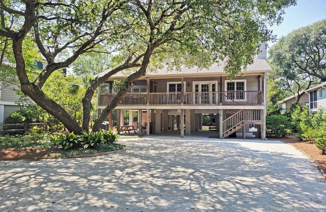 Raised Beach Cottage, Screened Porch w/Rockers, 2 TV Dens, Grill, Walk to Beach