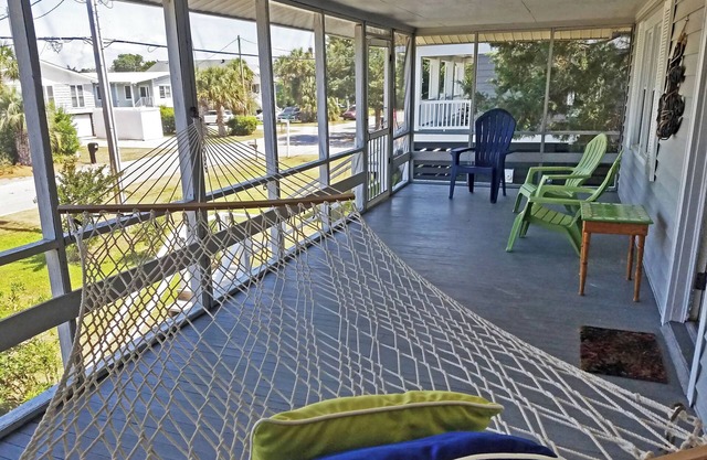 Raised Beach House, Easy Walk to Beach, 2 Screen Porches, Hammock, Dog Friendly