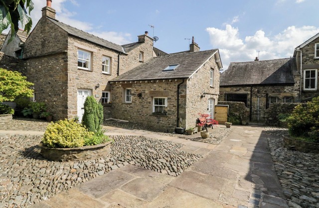 RAMBLERS REST, pet friendly, character holiday cottage in Sedbergh