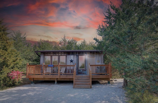 Ranch Cabin w/Hot Tub. Communal Sleeping 2 Queen + Full Trundle. Pet Friendly!