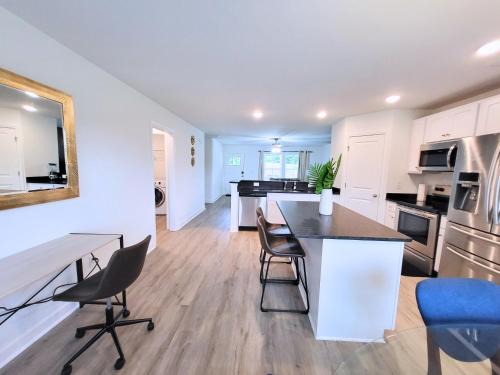 Ranch Home! Near UNCC, Medieval, Pavilion & Uptown