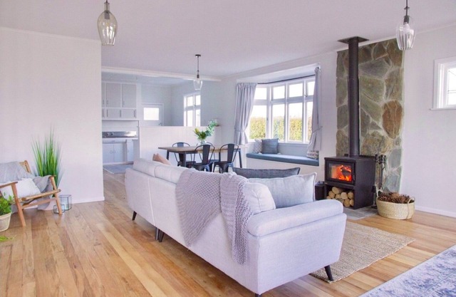 Ranfurly cottage on Central Otago rail trail. nModern comforts & great value.