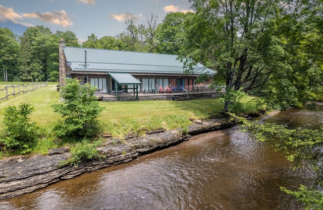 Rapid River Lodge: Dive into Summer – Swim, Boat, and Relax by the River!