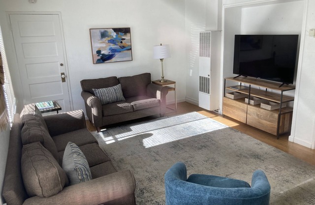 Rare 3 br in Capitola Village with 5pm checkout Jan-Apr+Parking!