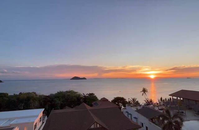 Rare 5BR Oasis - 30m to Sea