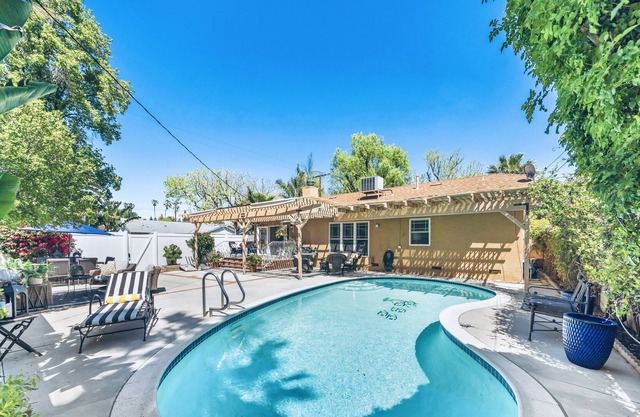 RARE DEAL New Beautiful 3 Bedroom/Heated Pool/Barbeque