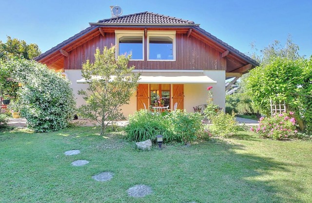 RARE: family house 400 m from the lake and 20 km from the Revard slopes