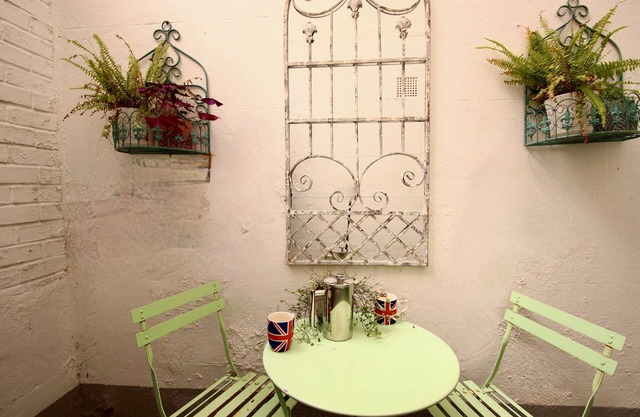 RARE SUMMER OUTSIDE SPACE SW1! WALK TO BUCK PALACE, RIVER, METROS, CAFES & PUBS!