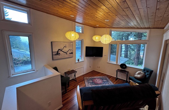 Raven's Nest: Tranquil Forest Suite 5 min to Downtown Arcata with Redwood Views