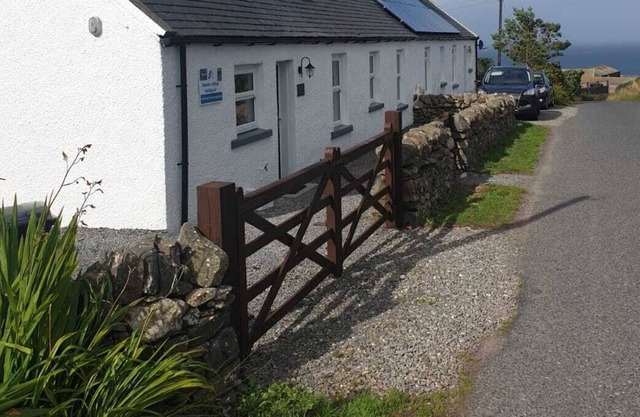 Rawson cottage 2 bedroom sunhouse in garden private parking