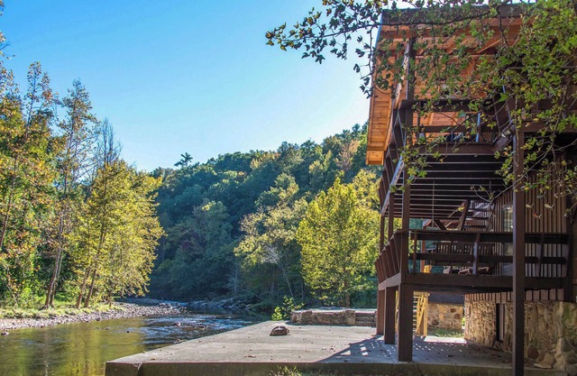 Rays Chalet - Unique and Cozy Riverfront Home!