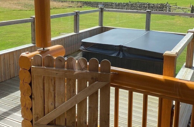 Real Log cabin with hot tub and fire pit. Pet friendly