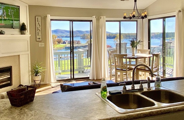 REALLY THE BEST FALL VIEW @BERNARDS LANDING-BOOK NOW-INDOOR POOL HOT TUB OPEN