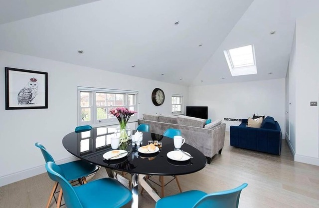 Recently redecorated bright and spacious 1BR flat in West London