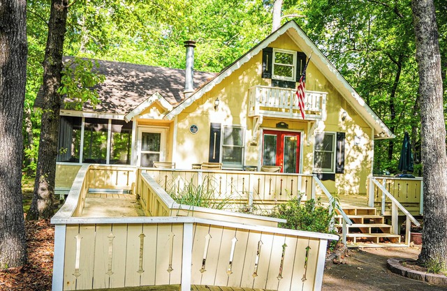 Recently renovated wooded view chalet steps away from Lake Innsbruck!