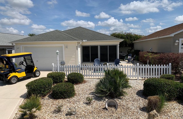 Recently updated Beautiful Villa with 4 Seater Gas Golf Cart, WIFI & BBQ!