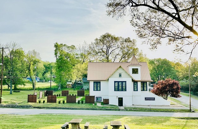 ❤️ Reclaimed history! Walk to the White River & café❤️